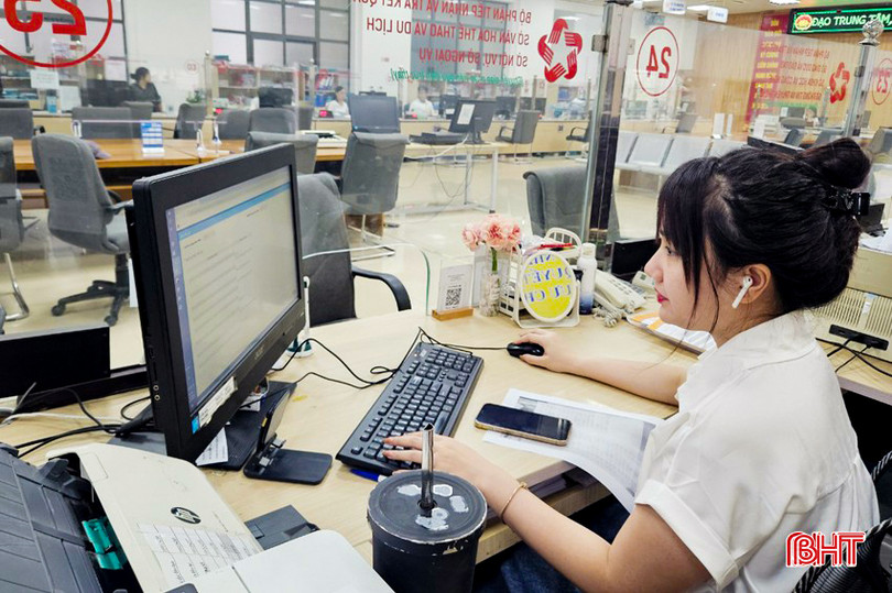 Cán bộ tại Trung tâm Phục vụ hành chính công tỉnh tiếp nhận hồ sơ dịch vụ công trực tuyến. bqbht_br_dvc-truc-tuyen-2a-3966.jpg