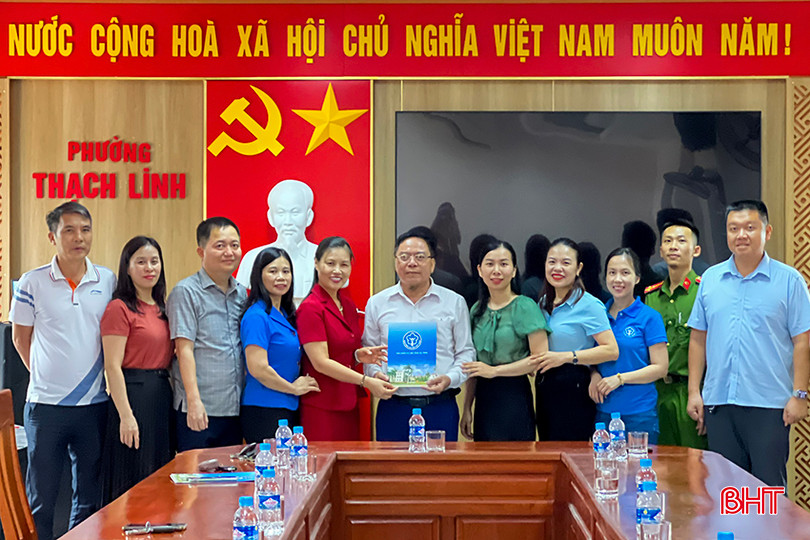 BHXH tỉnh khen thưởng phường Thạch Linh đã hoàn thành chỉ tiêu vận động người dân đăng ký nhận lương hưu, trợ cấp BHXH qua tài khoản cá nhân. 1.jpg