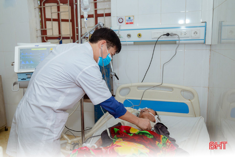 Bác sỹ thăm khám bệnh cho bệnh nhân. z5214698186304_ee72546873f70c0c38cc403647f6d347.jpg