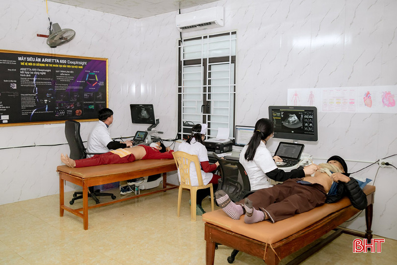 Siêu âm cho bệnh nhân bằng những thiết bị hiện đại. z5214698362256_bd77384a2b7969e5379454da50ca5ce5.jpg