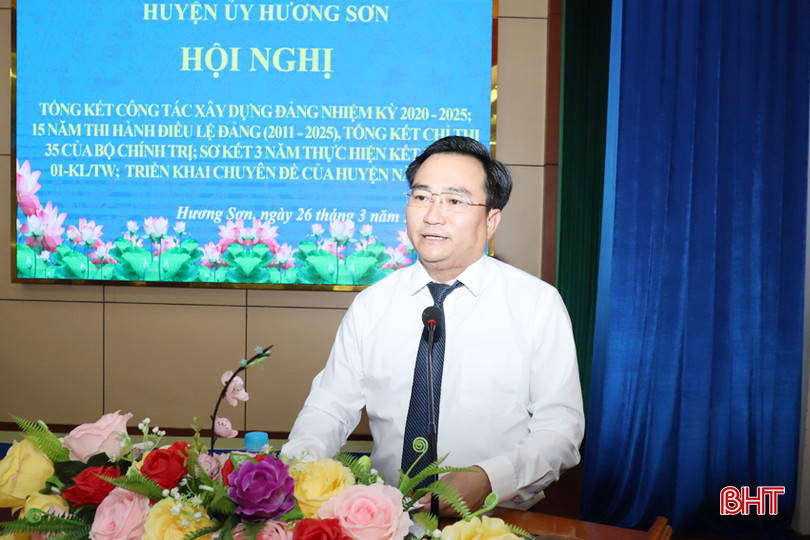 Trưởng ban Tuyên giáo Huyện uỷ Đinh Lương Hào trình bày chuyên đề về "Xây dựng đội ngũ cán bộ đảng viên, nhất là đội ngũ cán bộ quản lý học tập và làm theo tư tưởng, đạo đức, phong cách Hồ Chí Minh năm 2024 IMG_1641.JPG