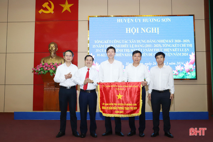 Các đồng chí lãnh đạo Ban Tuyên giáo Tỉnh ủy, Huyện ủy Hương Sơn trao Cờ thi đua xuất sắc của UBND tỉnh cho Ủy ban Kiểm tra Huyện ủy. IMG_1663.JPG