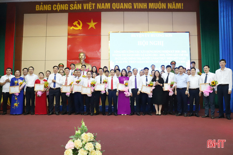 ...Khen thưởng 11 tập thể, 25 cá nhân đạt thành tích xuất sắc trong học tập và làm theo tư tưởng, đạo đức, phong cách Hồ Chí Minh IMG_1699.JPG