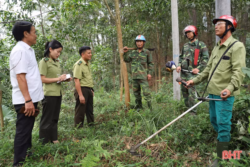 Lực lượng Kiểm lâm Hương Sơn hướng dẫn bà con thôn Tây Nam, xã Sơn Lễ khi phát quang đường băng cản lửa.