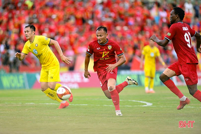 Thi đấu hơn người, Hồng Lĩnh Hà Tĩnh vẫn bị Thanh Hóa cầm hòa 0-0. The thao.jpg