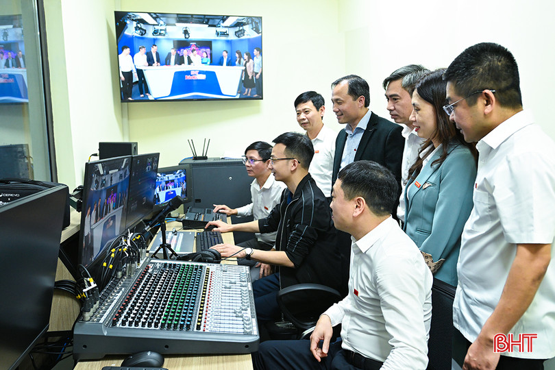 Đồng chí Hoàng Trung Dũng - Ủy viên BCH Trung ương Đảng, Bí thư Tỉnh ủy thăm Tòa soạn Báo Hà Tĩnh và trò chuyện, động viên đội ngũ sản xuất chương trình tại trường quay truyền hình (tháng 2/2024) DSC_0558 mm.jpg