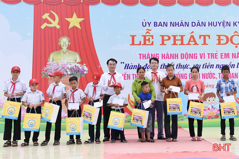 Dịp này, Ban Tổ chức đã trao tặng 30 suất quà cho trẻ em có hoàn cảnh đặc biệt khó khăn trên địa bàn huyện. 09.jpg
