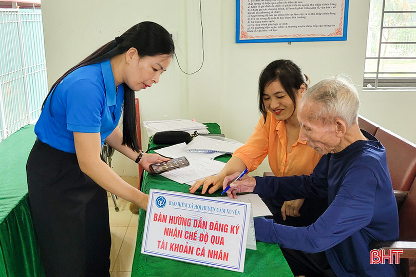 Nhân viên BHXH huyện Cẩm Xuyên hướng dẫn người dân đăng ký nhận chế độ BHXH qua tài khoản ATM cá nhân. z5362240524255_25f9174b2ba9b677dfbc1044973101cb.jpg