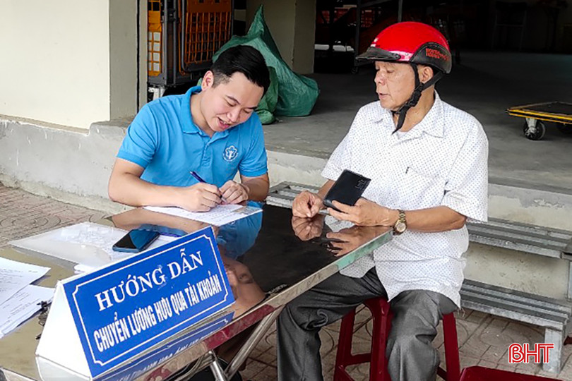 Nhân viên BHXH huyện Hương Sơn hướng dẫn người dân đăng ký chuyển lương qua tài khoản. z5362250066486_d0aad2ab36f444fcdd1b4bbe63168e3e.jpg