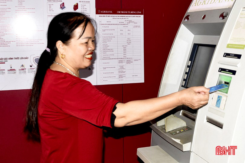 Người dân TX Hồng Lĩnh vui mừng khi nhận lương hưu qua tài khoản ATM. bqbht_br_dt-dsc7746-7546.jpg