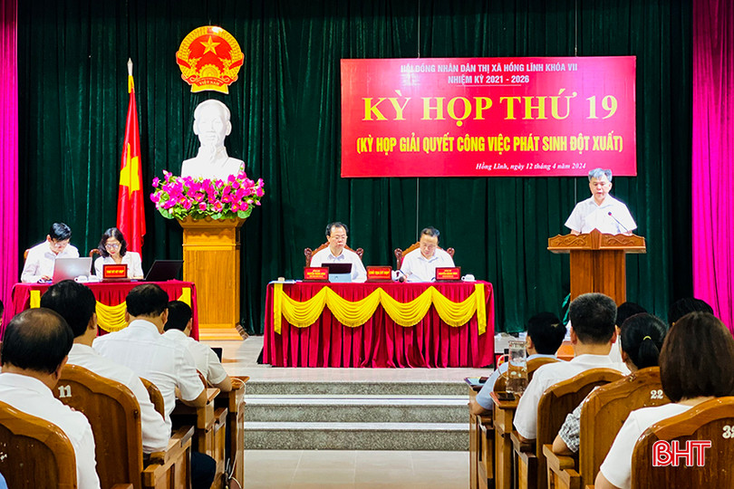 Đồng chí Nguyễn Thăng Long - Phó Bí thư Thường trực Thị uỷ, Chủ tịch HĐND thị xã và đồng chí Nguyễn Quang Vinh - Phó Chủ tịch HĐND thị xã chủ trì kỳ họp. ảnh 1.jpg