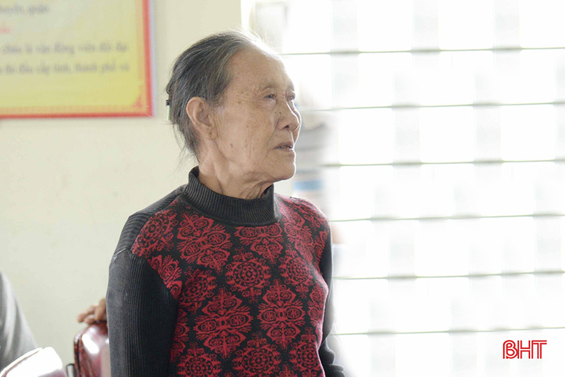 Suốt phiên toà, bà Nguyễn Thị Nguyệt – mẹ Cường luôn ngóng nhìn về phía con trai. bqbht_br_t4-3109.jpg