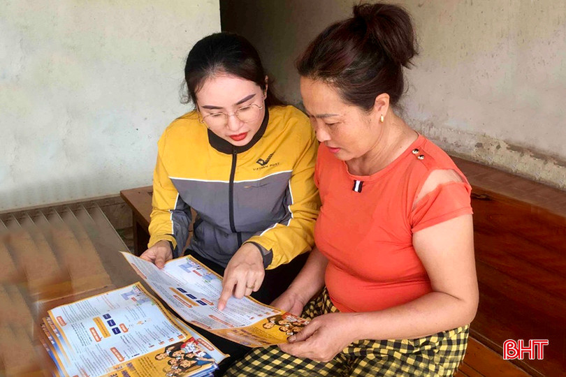 Nhân viên Bưu điện huyện Thạch Hà tuyên truyền về BHYT cho người dân trên địa bàn. z5317494192616_4ef2e6455ff0c984458d4df82fdcf2a1.jpg
