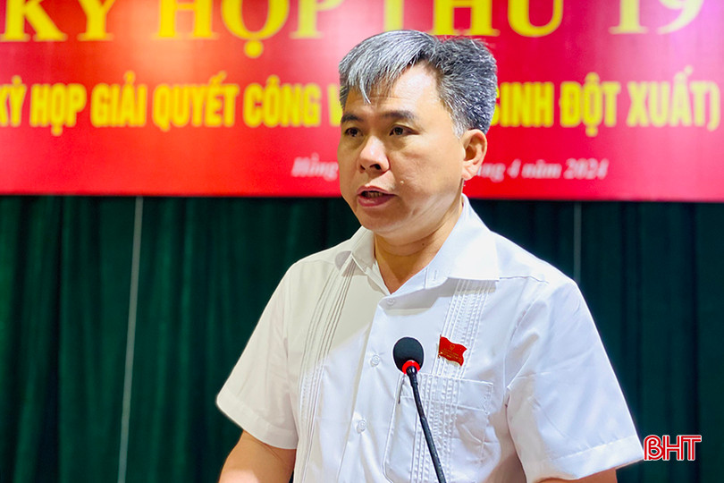 Đồng chí Tôn Quang Ngọc - Phó Chủ tịch UBND thị xã báo cáo tóm tắt các tờ trình. ảnh 5.jpg