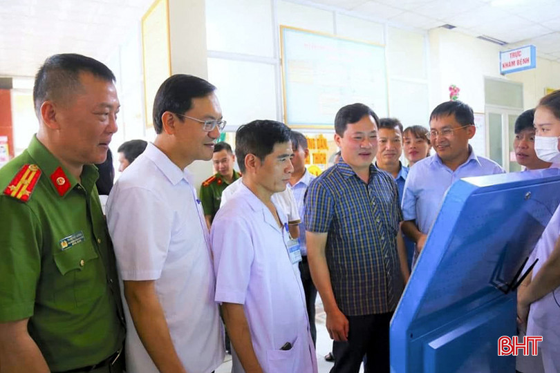Việc nâng cao chất lượng khám, chữa bệnh, đảm bảo quyền lợi cho người tham gia BHYT đã củng cố niềm tin trong Nhân dân. Trong ảnh: Lãnh đạo huyện Thạch Hà và các thành viên Tổ Đề án 06 huyện kiểm tra tình hình khám chữa bệnh bằng căn cước công dân (thay thẻ BHYT giấy) tại Trung tâm Y tế huyện. z5333477895431_303535da95a65b9358c65361f19f7b48.jpg
