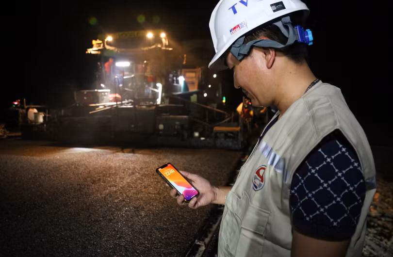 Theo kỹ sư Nguyễn Trung Chính, tư vấn trưởng Britec: Khoảng 1 tháng trở lại đây, công ty quán triệt tất cả kỹ sư đều ở lại công trình, không về nhà. Riêng đoạn qua Hưng Yên Nam đơn vị bố trí 5 kỹ sư giám sát có mặt ở cả phòng thí nghiệm, trạm trộn và công trường. Nhà thầu nổ máy là kỹ sư có mặt giám sát có mặt giám sát. Tất cả vì tiến độ, chất lượng công trình.