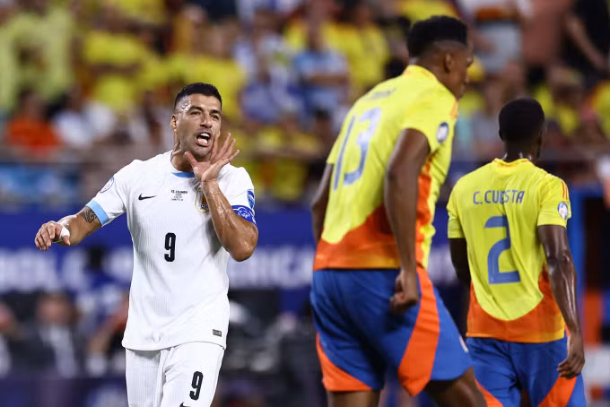 Suarez (trái) không thể cứu Uruguay. Ảnh: AFP.