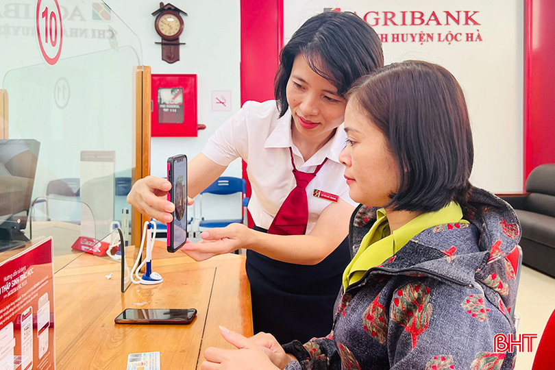 Nhân viên Agribank Lộc Hà hướng dẫn khách hàng xác thực sinh trắc học trên ứng dụng Agribank Plus z5576207762205_aa62f7f7703067789172f7d87b3e368c.jpg