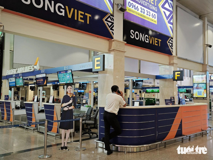 Dù không khai thác chuyến bay nào trong ngày 18-3, Pacific Airlines vẫn duy trì nhân viên túc trực hỗ trợ khách - Ảnh: CÔNG TRUNG Dù không khai thác chuyến bay nào trong ngày 18-3, Pacific Airlines vẫn duy trì nhân viên túc trực hỗ trợ khách - Ảnh: CÔNG TRUNG