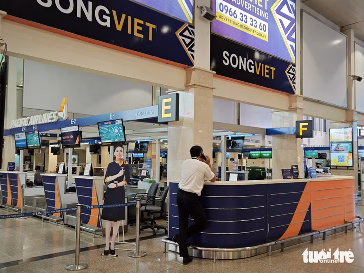 Dù không khai thác chuyến bay nào trong ngày 18-3, Pacific Airlines vẫn duy trì nhân viên túc trực hỗ trợ khách - Ảnh: CÔNG TRUNG