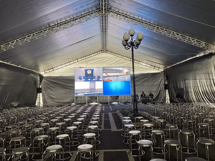 Tòa án dựng rạp ngoài trời để các bị hại và những người liên quan theo dõi phiên tòa - Ảnh: DANH TRỌNG.