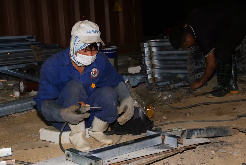 Công nhân Trần Văn Hùng, Công ty TNHH Hòa Hiệp cho hay: Có đến 16 công nhân thay nhau gia công hệ thống ke, giá của đường ống phòng cháy chữa cháy. Trong đó, 8 công nhân làm từ 6h sáng đến 18h tối, còn 8 công nhân thi công từ 18h tối đến 6h sáng ngày hôm sau.