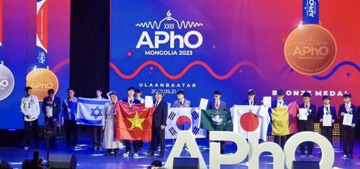 Học sinh Việt Nam nhận Huy chương Đồng tại lễ trao giải năm 2023. (Ảnh: Bộ Giáo dục-Đào tạo) Học sinh Việt Nam nhận Huy chương Đồng tại lễ trao giải năm 2023. (Ảnh: Bộ Giáo dục-Đào tạo)