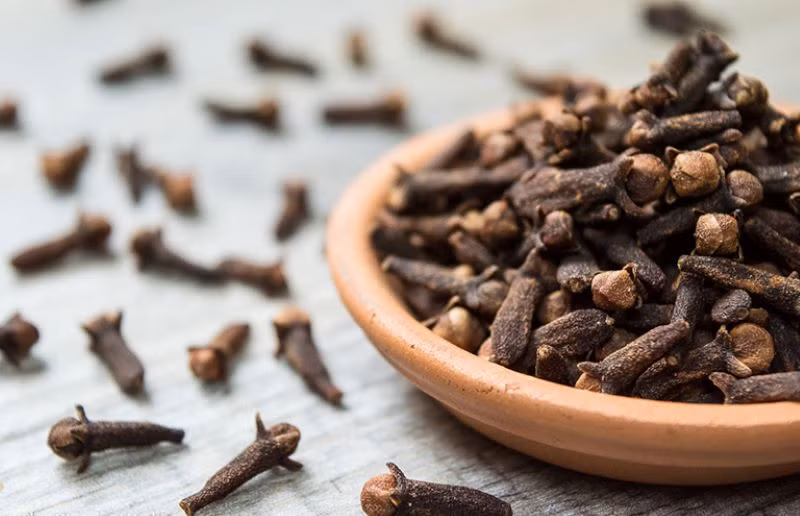 Nhai một nụ đinh hương trong vài phút có thể giúp làm trắng răng.