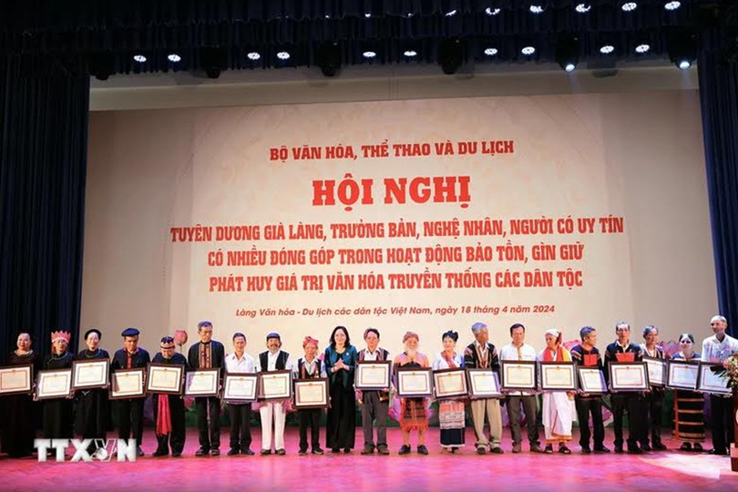 Ông Hồ Văn Sơn (đứng thứ 6 từ trái sang) nhận bằng khen tại hội nghị tuyên dương. Ảnh: TTXVN Untitled-1.jpg