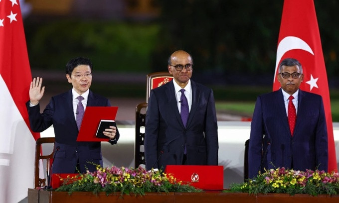 Tân Thủ tướng Singapore Lawrence Wong (ngoài cùng bên trái) tuyên thệ nhậm chức tại dinh Istana tối 15/5. Ảnh: AFP. Tân Thủ tướng Singapore Lawrence Wong (ngoài cùng bên trái) tuyên thệ nhậm chức tại dinh Istana tối 15/5. Ảnh: AFP.