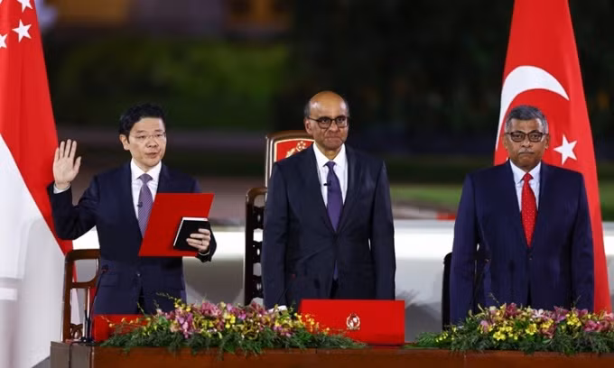 Tân Thủ tướng Singapore Lawrence Wong (ngoài cùng bên trái) tuyên thệ nhậm chức tại dinh Istana tối 15/5. Ảnh: AFP.