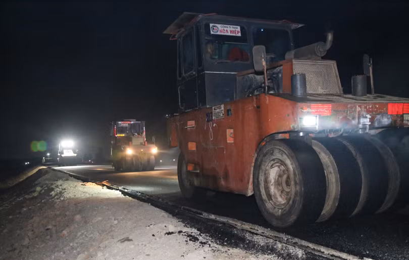 Tại nút giao QL46B (công trình đường găng tiến độ) Công ty TNHH Hòa Hiệp đang huy động tới 7 máy đào xích, 2 máy đào lốp, 17 lu rung và 3 máy rải đá dăm gia cố xi măng (CTB).