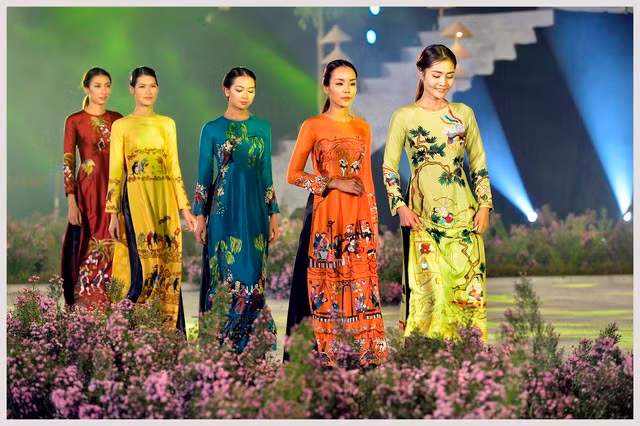 Chương trình Festival Áo dài Hà Nội 2016 với chủ đề "Tinh hoa áo dài Việt Nam". Ảnh: Thanh Hà - TTXVN