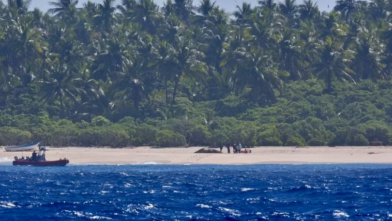 Thủy thủ đoàn của tàu tuần duyên USCGC Oliver Henry liên lạc với ba người mắc kẹt trên đảo san hô Pikelot (Ảnh: US Coast Guard).