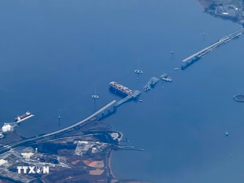 Hiện trường vụ sập cầu Francis Scott Key ở thành phố Baltimore, bang Maryland (Mỹ), sau khi bị tàu chở hàng đâm trúng, ngày 31/3. (Ảnh: AFP/TTXVN)