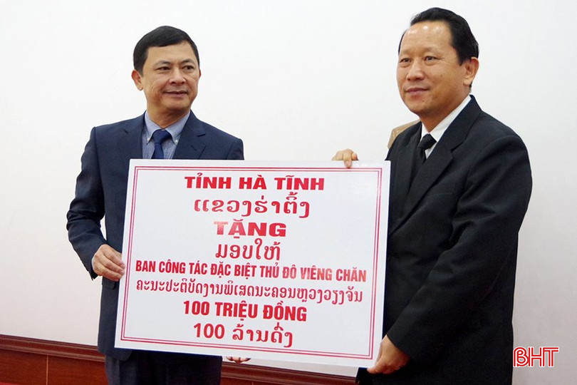 UBND tỉnh Hà Tĩnh trao 100 triệu đồng hỗ trợ Ban Công tác đặc biệt Thủ đô Viêng Chăn. Không có tiêu đề.jpg