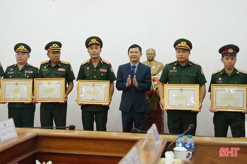 Phó Chủ tịch UBND tỉnh Lê Ngọc Châu trao bằng khen của UBND tỉnh cho các tập thể, cá nhân. Không có tiêu đề.jpg