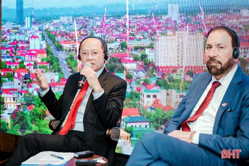 Phó Chủ tịch Thường trực UBND tỉnh Nguyễn Hồng Lĩnh trao đổi cùng Bộ trưởng Bộ Thương mại tỉnh bang British Columbia, Canada. Không có tiêu đề.jpg