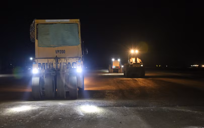 21h đêm 17/4, trong khi người người nhà nhà đang quây quần bên nhau để hưởng kỳ nghỉ lễ Giỗ Tổ Hùng Vương thì trên công trường thi công dự án cao tốc Diễn Châu - Bãi Vọt, hàng trăm cán bộ, kỹ sư, công nhân của các nhà thầu vẫn đang miệt mài thi công.