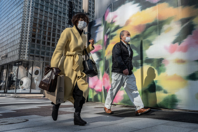 Người đi bộ tại thủ đô Tokyo, Nhật Bản, tháng 2/2023. Ảnh: AFP Người đi bộ tại thủ đô Tokyo, Nhật Bản, tháng 2/2023. Ảnh: AFP