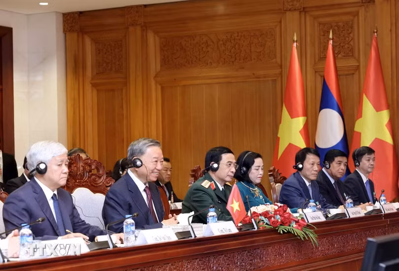 Chủ tịch nước Tô Lâm và thành viên Đoàn cấp cao Việt Nam tại cuộc hội đàm với Tổng Bí thư, Chủ tịch nước Thongloun Sisoulith và Đoàn cấp cao Lào. (Ảnh: Nhan Sáng/TTXVN)