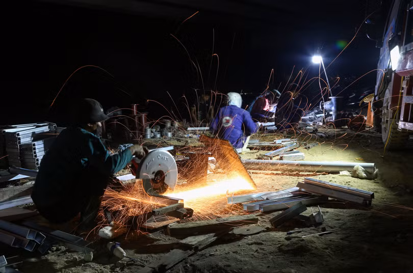 Song song với đó, kỹ sư và công nhân của Công ty Hòa Hiệp cũng đang hoàn hoàn tất hạng mục phòng cháy chữa cháy để cơ quan có thẩm quyền sớm nghiệm thu phòng cháy chữa cháy ở phạm vi hầm.