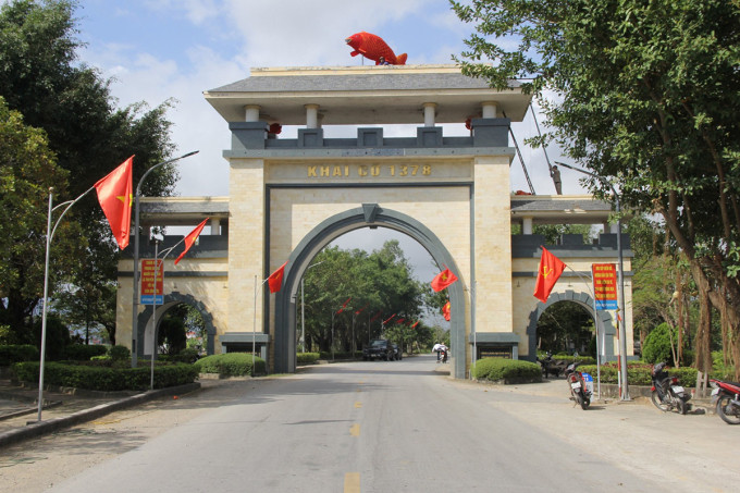 Cổng làng ở xã Quỳnh Đôi. Ảnh: Hùng Lê. Cổng làng ở xã Quỳnh Đôi. Ảnh: Hùng Lê.