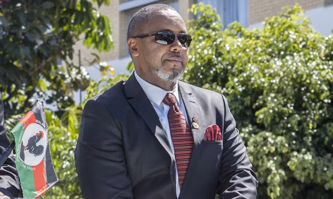 Ông Chilima bên ngoài khách sạn Mount Soche ở Blantyre tháng 5/2020. Ảnh: AFP