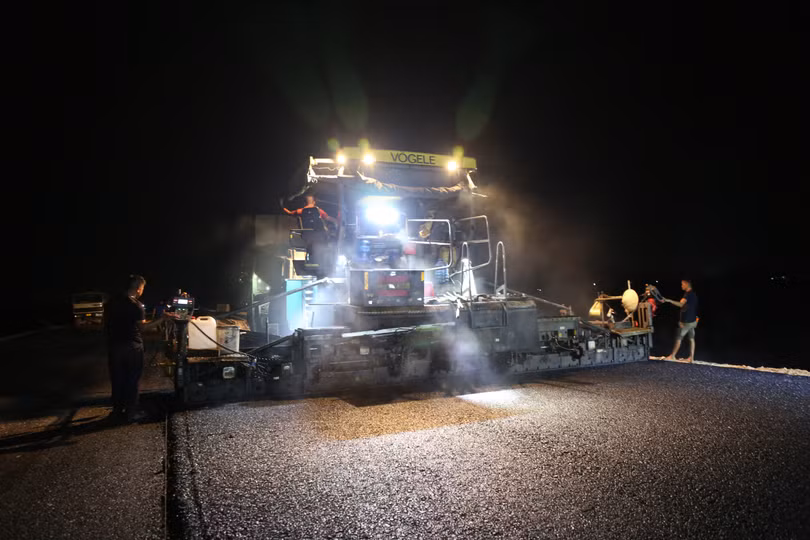 Tiếp đến, tại đoạn qua xã Hưng Yên Nam (huyện Hưng Nguyên), Công ty TNHH Hòa Hiệp cũng đang tăng tốc thảm những mét bê tông nhựa cuối cùng.