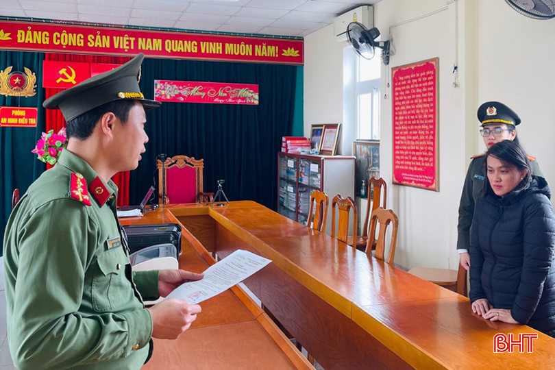 Lực lượng chức năng tống đạt quyết định khởi tố bị can, cấm đi khỏi nơi cư trú đối với Trương Thị Mai Ca Cơ quan ANĐT tống đạt quyết định khơi tố bị ca đối với Trương thị mai Ca.jpg
