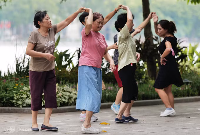Người Hà Nội thể dục bên hồ Gươm, tháng 8/2023. Ảnh: Ngọc Thành.
