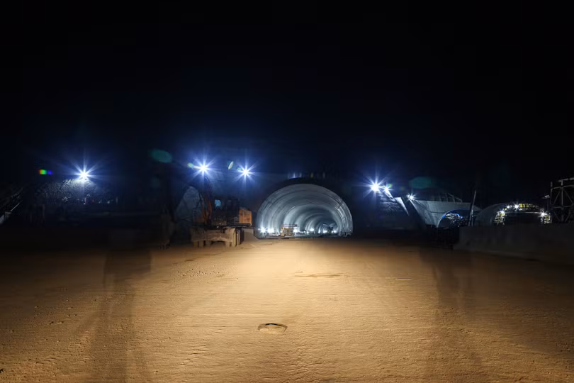 Đến 12h đêm ngày 17/4, tại nhánh hầm bên phải của hầm Thần Vũ, đèn điện vẫn sáng trưng cả một vùng. Tiếng máy móc thi công lẫn với tiếng công nhân trao đổi ồn ào náo nhiệt.