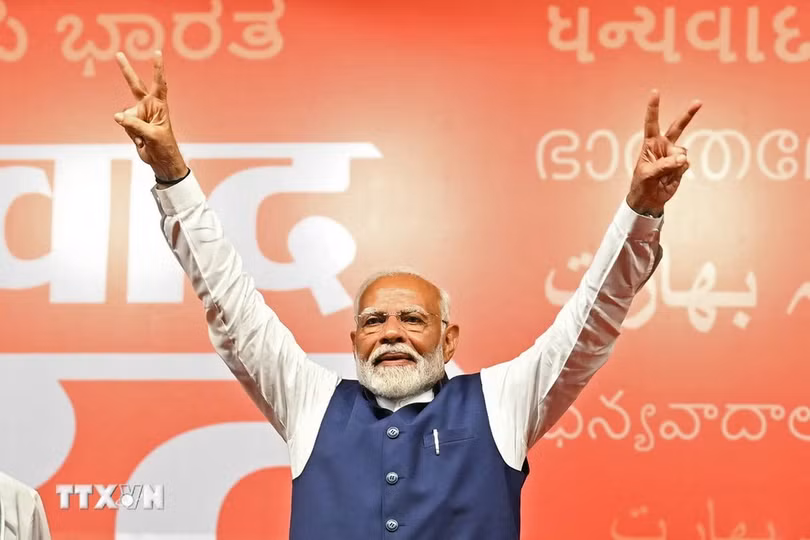 Thủ tướng Ấn Độ Narendra Modi mừng chiến thắng của Liên minh Dân chủ quốc gia (NDA) do đảng Nhân dân Ấn Độ (BJP) đứng đầu, tại New Delhi, ngày 4/6/2024. (Ảnh: AFP/TTXVN).