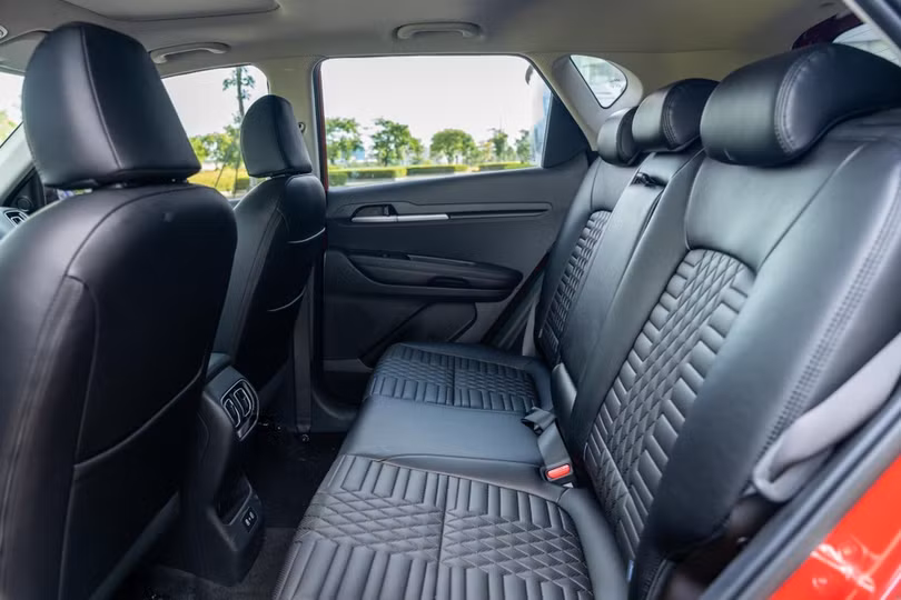 Ghế ngồi bọc da màu đen với họa tiết mới trên Kia New Sonet (Ảnh: Thaco).